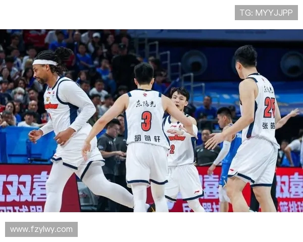 激情对决直播CBA上海队迎战深圳队全力争胜精彩瞬间不容错过